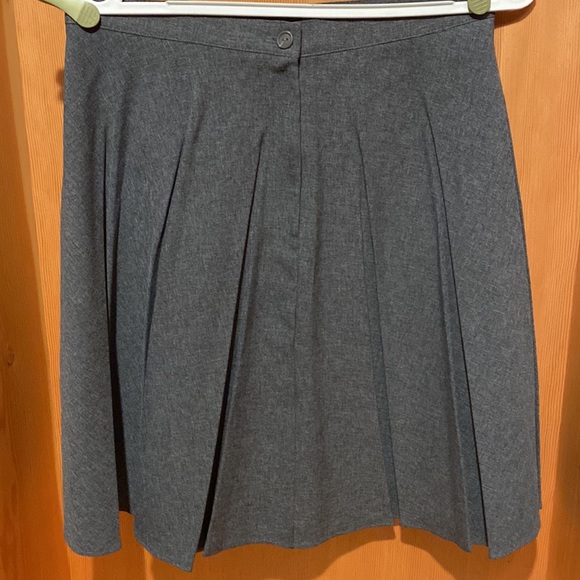 Vintage pleated skirt, size 9 on tag, but fits more like an 8, polyester - Picture 2 of 3